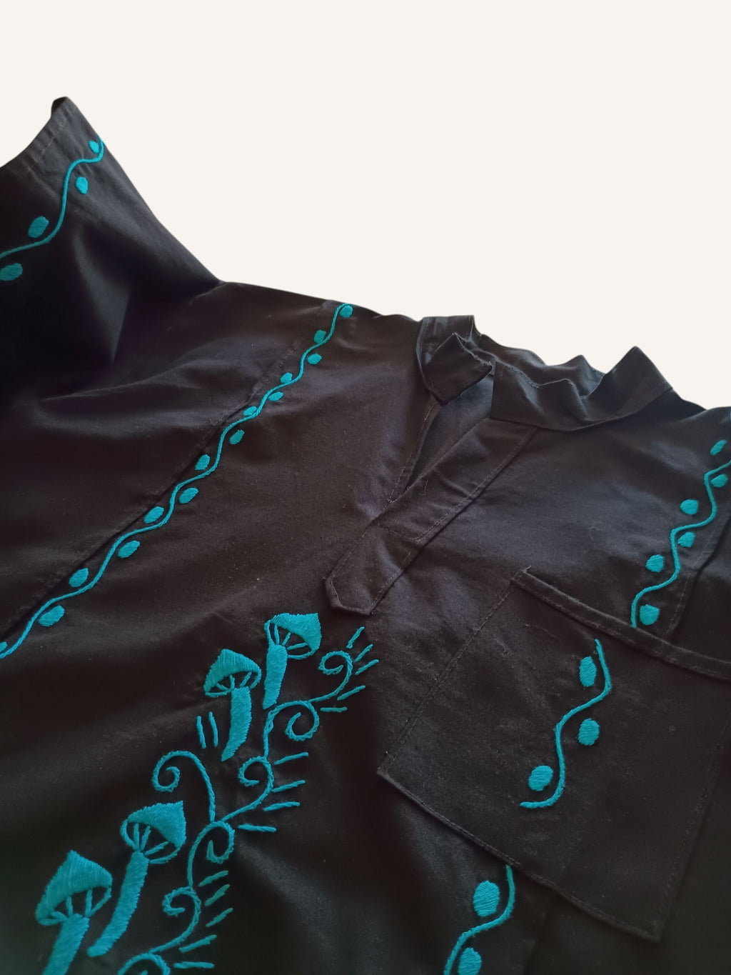 Camisa Guayabera hongos bordados negra