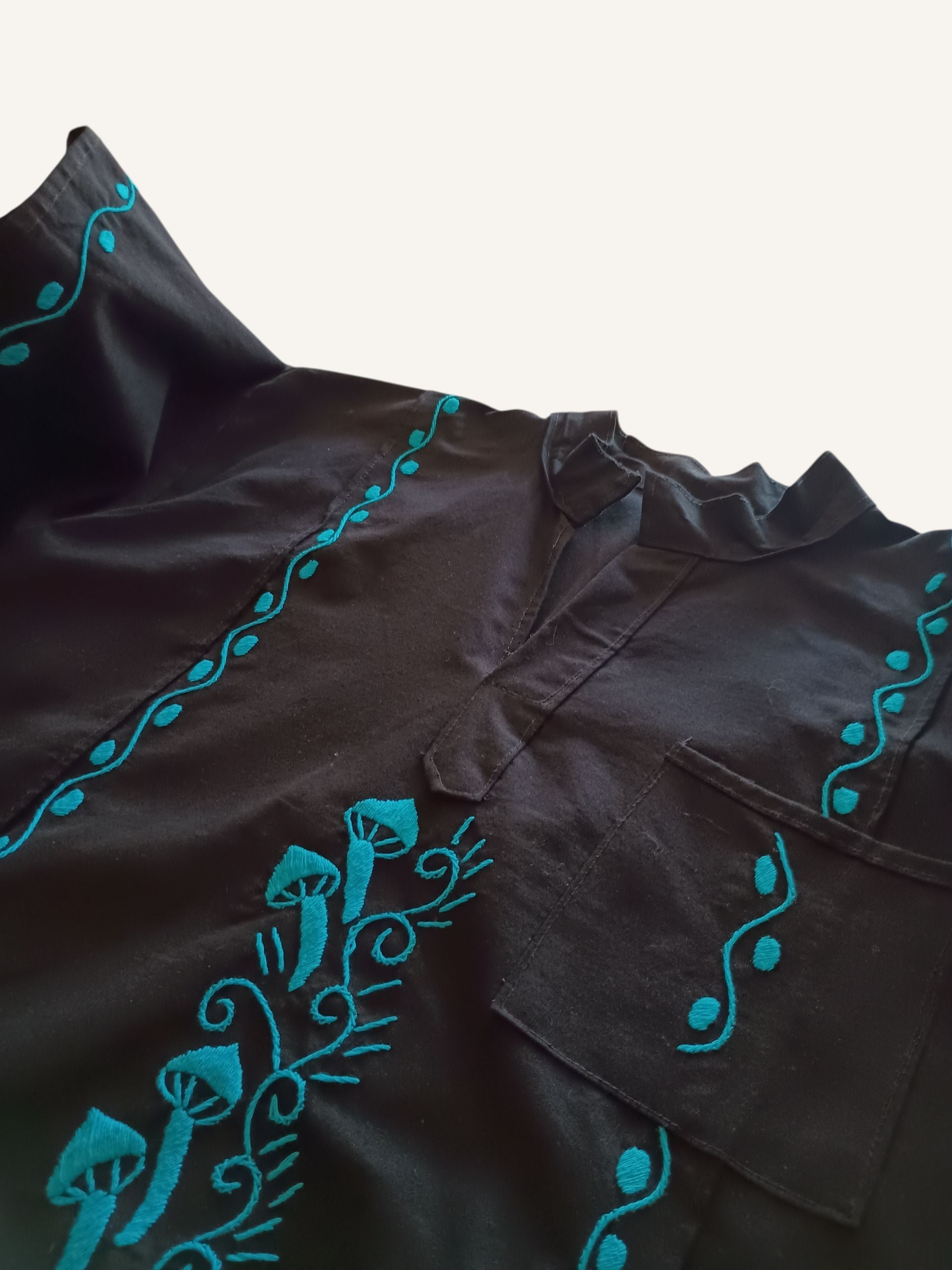 Camisa Guayabera hongos bordados negra