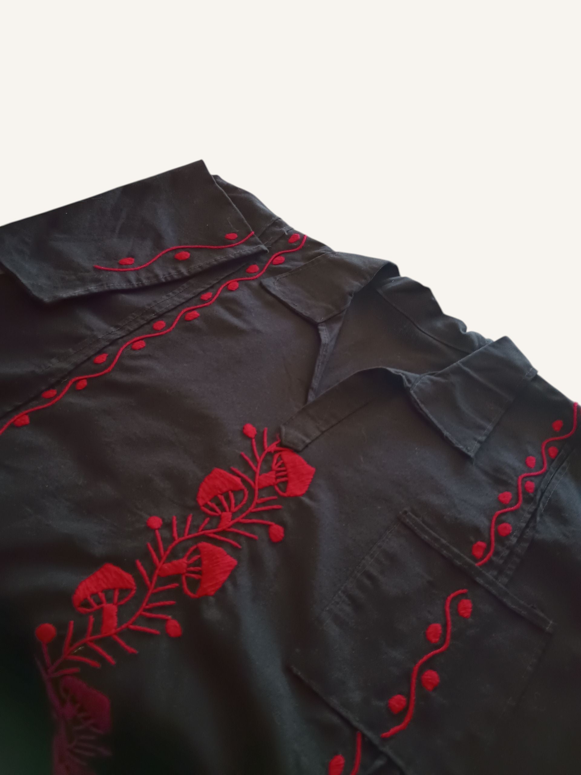 Camisa Guayabera hongos bordados negra